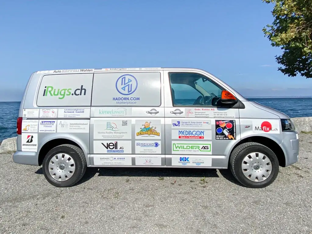 Spitex-Mobile Fahrzeug mit Sponsorenlogos, einschließlich AW Immobilientreuhand