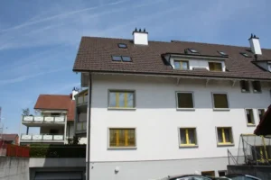 Mehrfamilienhaus in Muri mit Fernwärme und Unterniveaugarage.