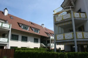 Rückansicht eines Mehrfamilienhauses in Muri mit Balkonen.