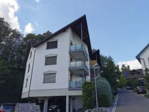 Mehrfamilienhaus in Rottenschwil verwaltet durch AW Immobilientreuhand, Vorderansicht des Gebäudes mit Luft-Wasserwärmepumpe