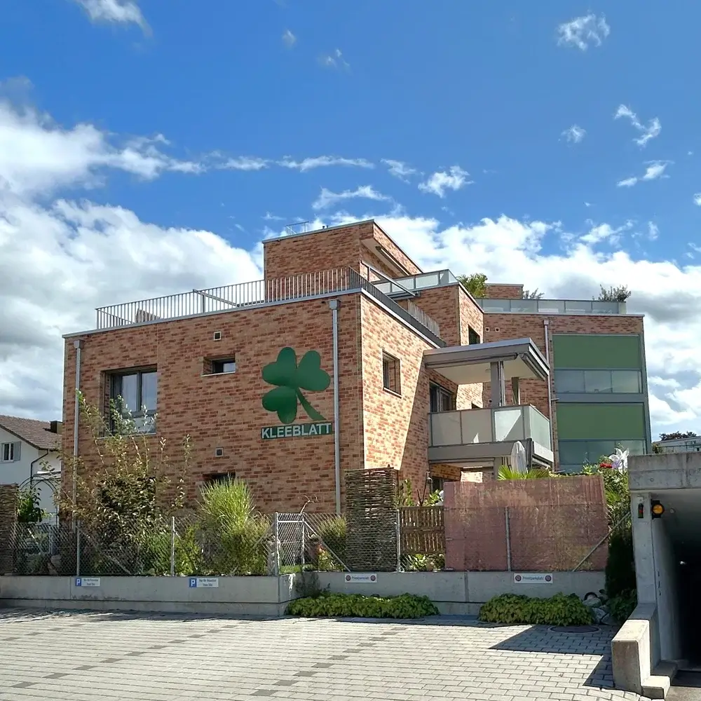 Mehrfamilienhaus mit 9 Parteien, Luft-Wasser-Wärmepumpe und Photovoltaikanlage in Wohlen – Verwaltung durch AW Immobilien.