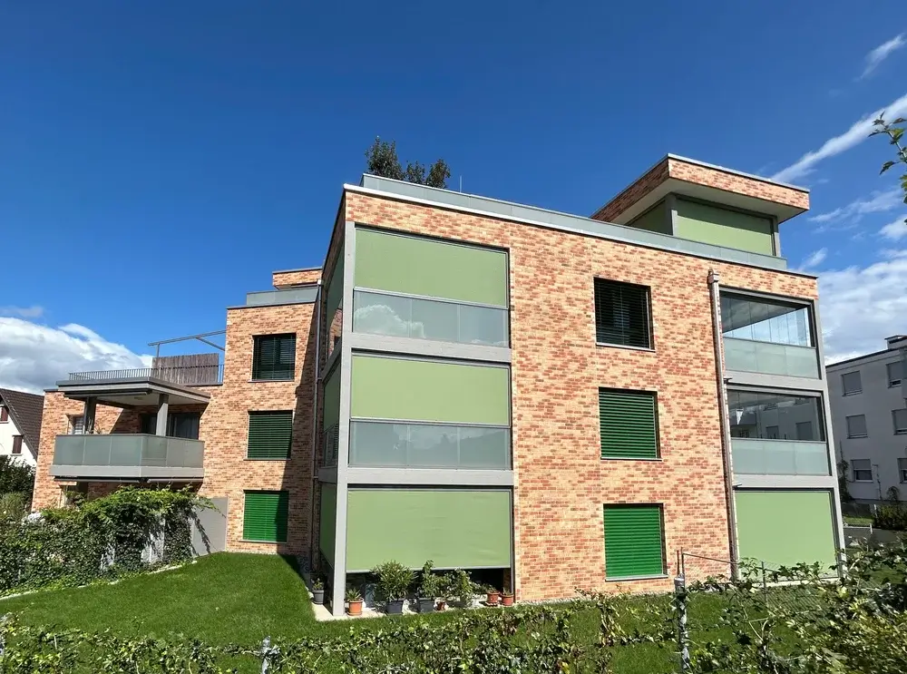 Mehrfamilienhaus mit 9 Parteien, Luft-Wasser-Wärmepumpe und Photovoltaikanlage in Wohlen – Verwaltung durch AW Immobilien.