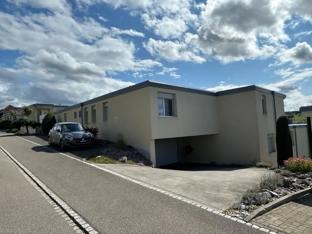 Außenansicht eines modernen Terrassenhauses in Wohlen