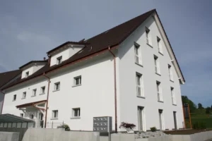 Mehrfamilienhaus in Aristau mit 6 Wohnungen und Erdsondenheizung und Photovoltaikanlage, verwaltet von AW Immobilientreuhand