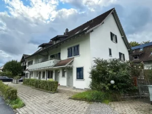 Nahaufnahme einer Hausfassade in Maschwanden, Teil einer Reihe von Einfamilienhäusern.