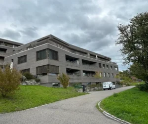 Mehrfamilienhaus mit 6 Parteien, Erdsondenheizung und Photovoltaikanlage – Verwaltung durch AW Immobilien.