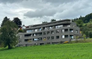 Mehrfamilienhaus mit 6 Parteien, Erdsondenheizung und Photovoltaikanlage – Verwaltung durch AW Immobilien.